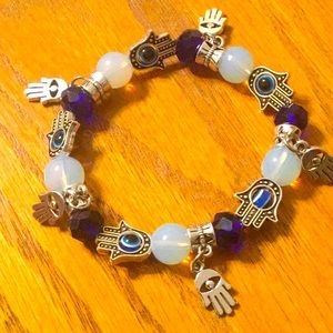 Stretchy bracelet with crystal beads.